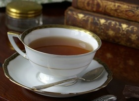 Tasse Tee mit Büchern